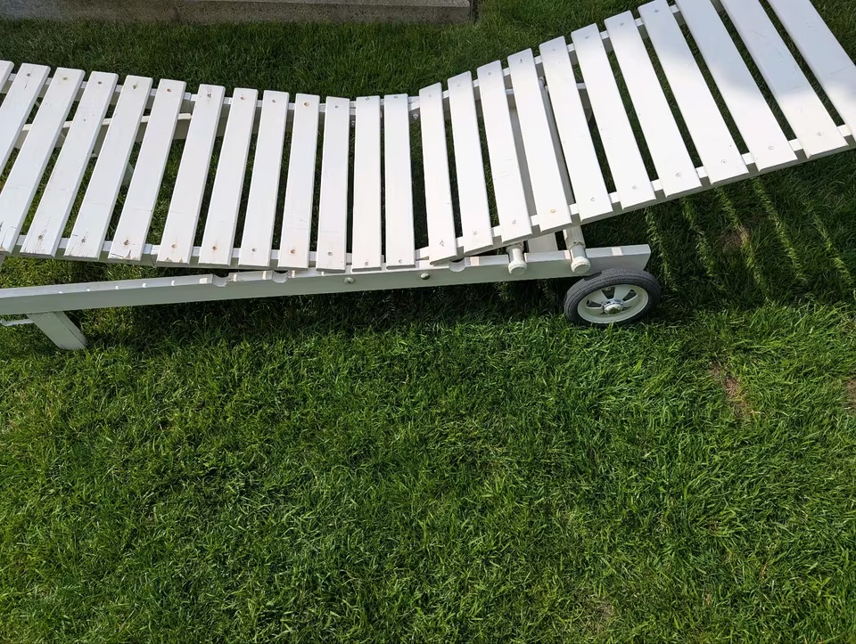 Weißer Gartenliegestuhl mit Rädern